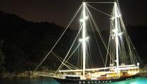 BROTHERS yacht by night